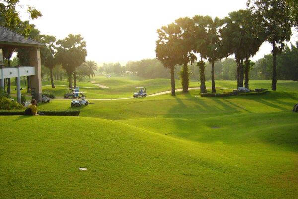 Beliggende i Hua Hins golfklub, kombinerer Imperial Lake View Resort fredfyldte omgivelser og pragtfulde golffaciliteter. Med frodige grønne