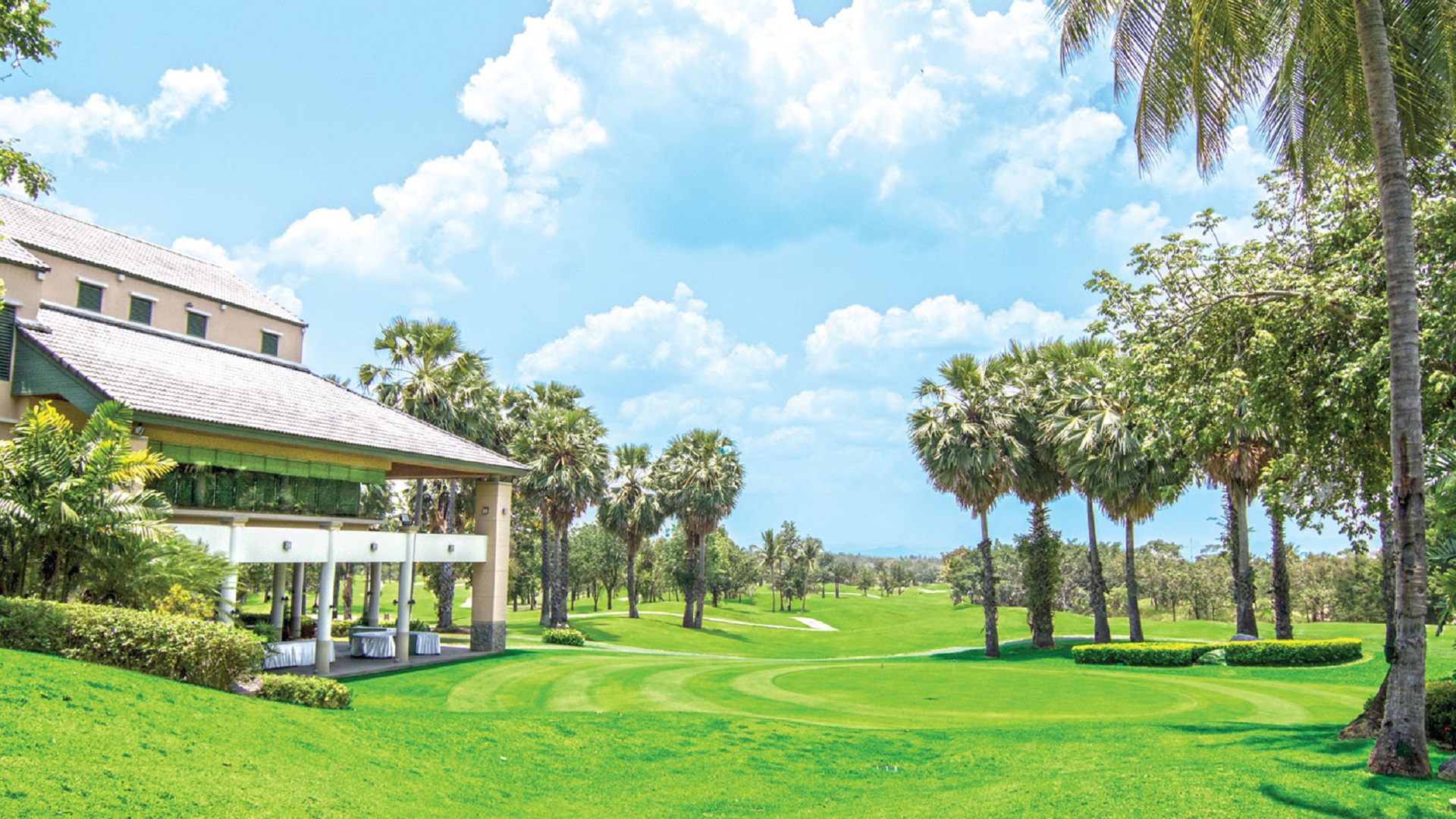 Find et golflignende landskab hos Imperial Lake View Resort i Hua Hin. Omgivet af palm træer og frodig grøn græs, tilbyder dette resort en