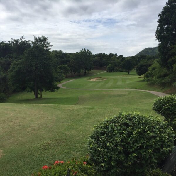 Golf og Country Club i Kaeng Krachan, Hua Hin med træer og buske i baggrunden
