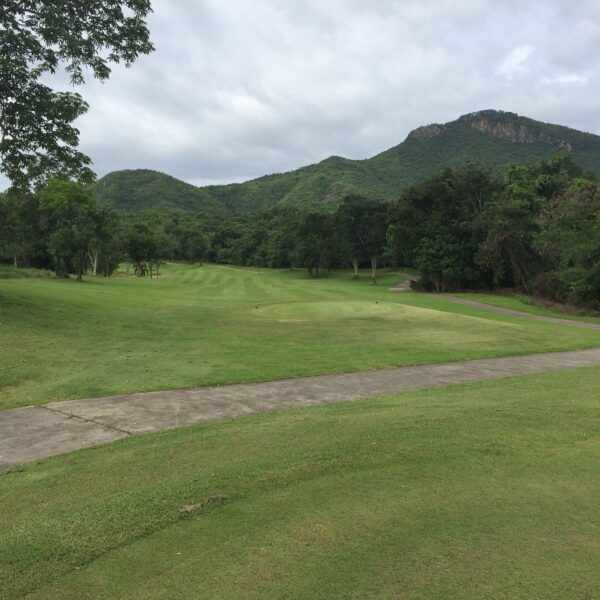 Nyd en uforglemmelig golfoplevelse på Kaeng Krachan Golf & Country Club beliggende i Hua Hin. Med sine velpassede, grønne fairways og
