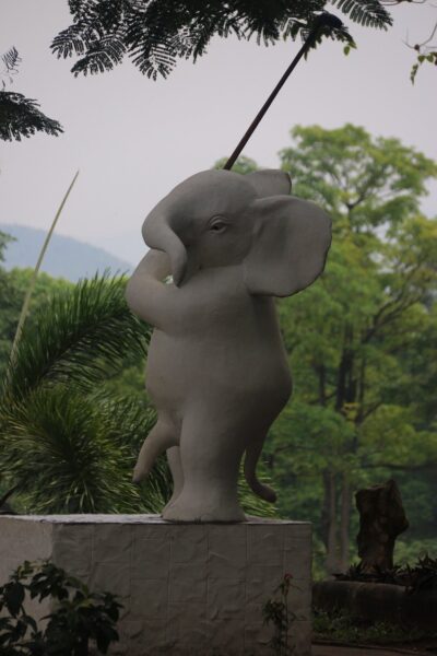 Elefantstatue med et flagermus nær Kaeng Krachan Golf & Country Club i Hua Hin.