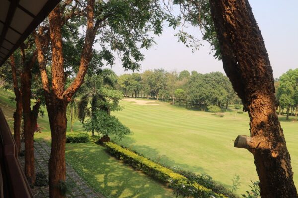 Udsigt over Kaeng Krachan Golf & Country Club fra balkonen i Hua Hin