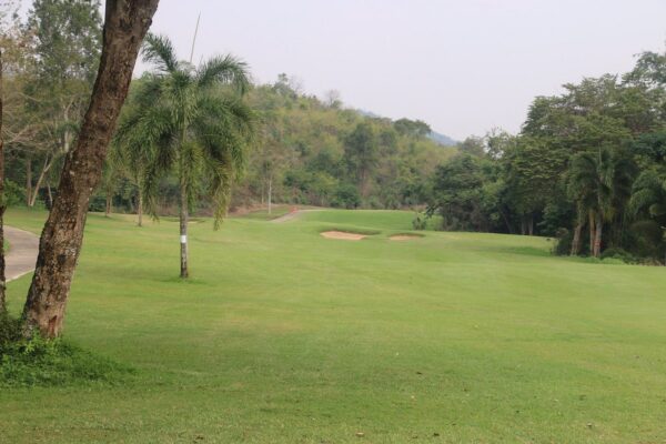 Billeder af Kaeng Krachan Golf Course, en golf- og country club beliggende i Hua Hin. Klubben tilbyder en blotlagt natur, med frodige grønne