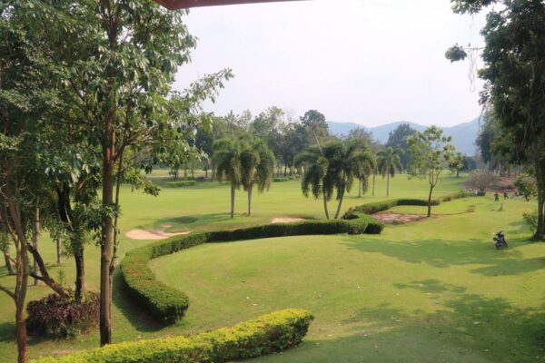 Kaeng Krachan Golf & Country Club Hua Hin, omgivet af træer og frodig grønt græs