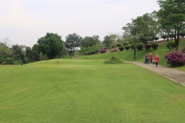 Gruppe af mennesker der spadserer på sti hos Kaeng Krachan Golf & Country Club