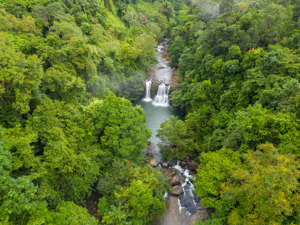 Luft et vandfald i Thailands jungle