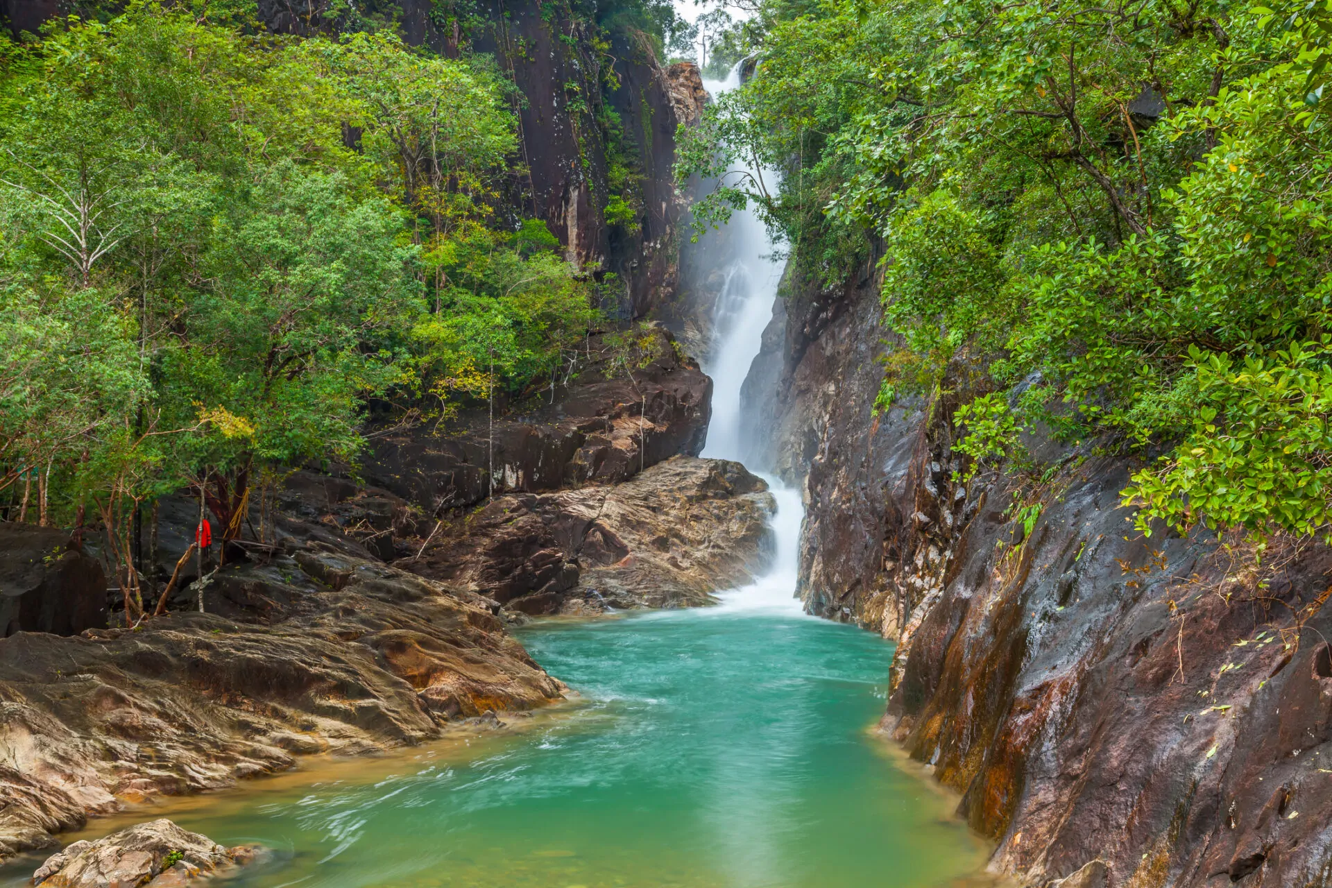 en fredelig vandfald i den frodige jungle på Koh Chang