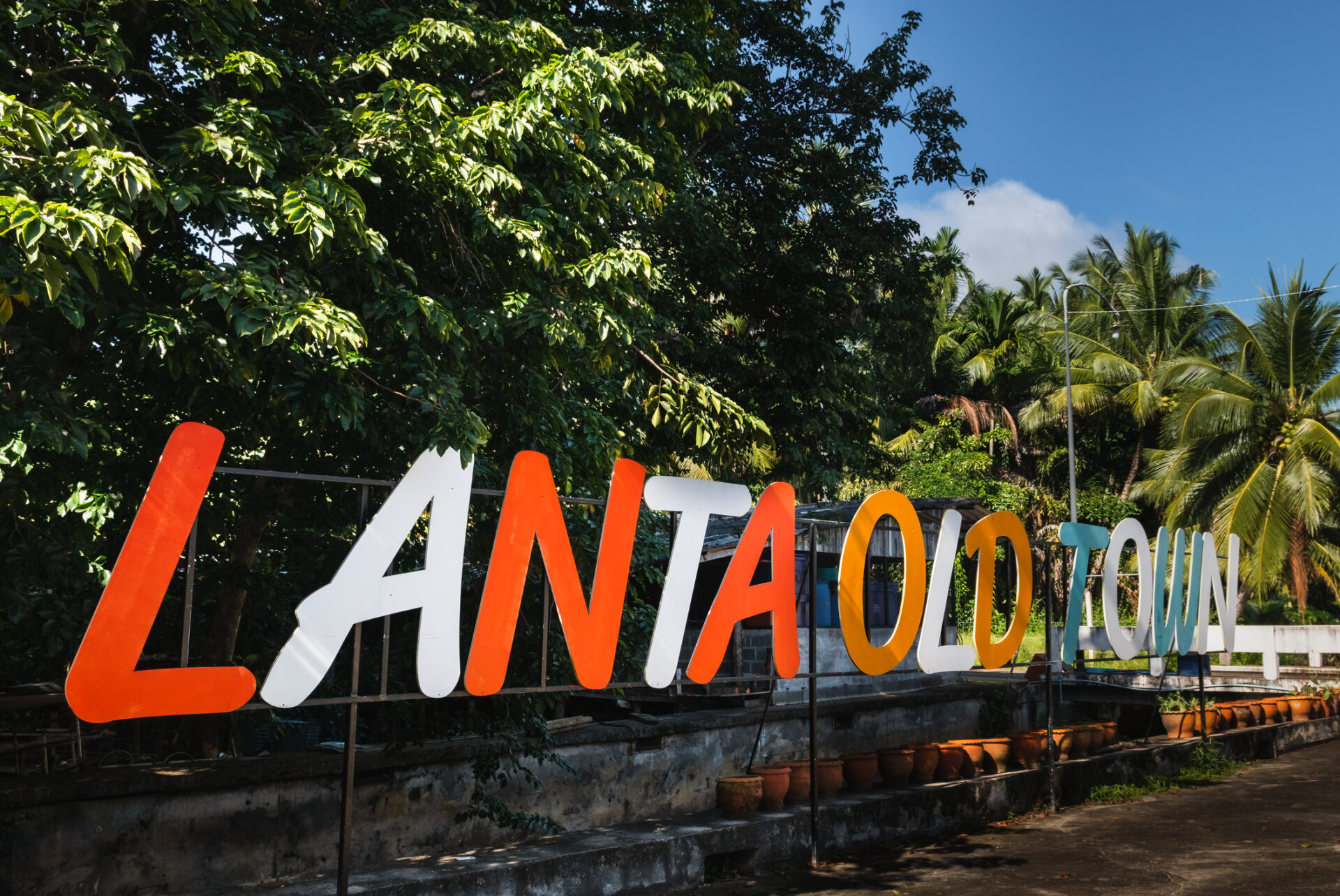 Find din næste eventyrrejse: Billeder og information om Ianto Old Town og Jungle Camp. Ideel for backpackere og naturelskere