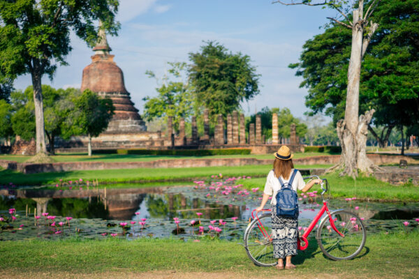 Kvinde på cykeltur i Bangkok for at se attraktioner