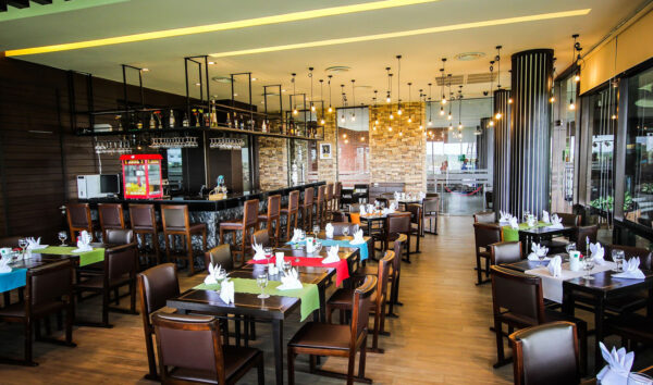 Laem Chabang International Country Club restaurantinteriør, med spiseborde og stole.