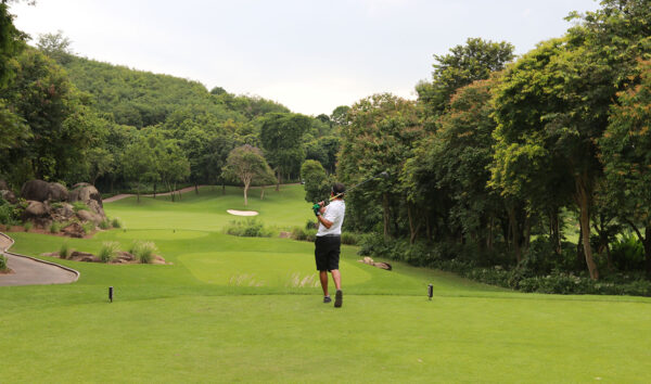 Laem Chabang International Country Club Golfbane med mand stående på green