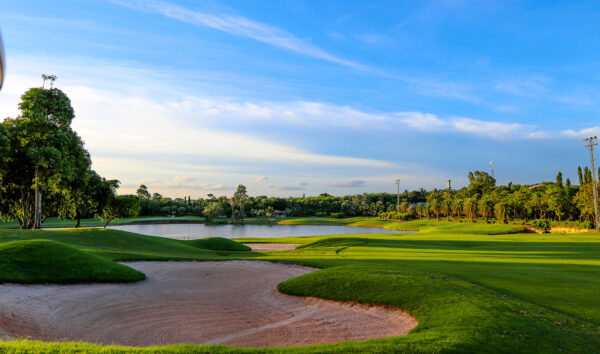 Laem Chabang International Country Club golfbane med golfbold i udsigt