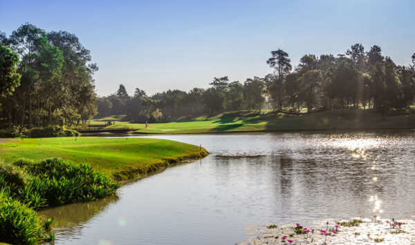 Laem Chabang International Country Club - Golfbane blandt rolige træer og dam