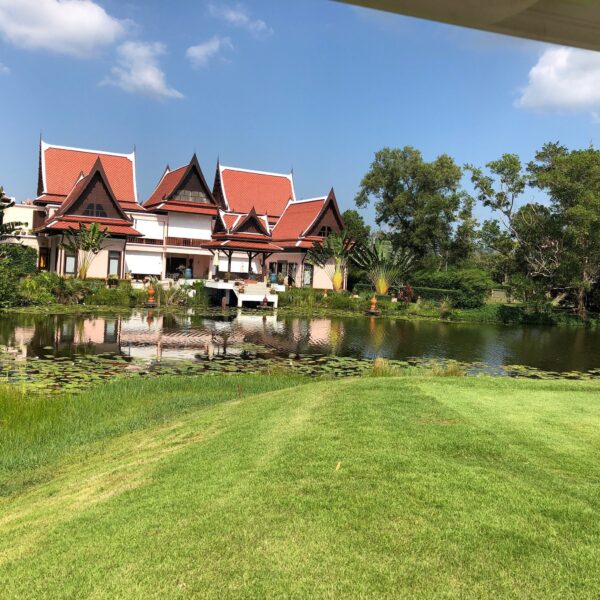 Hus ved en smuk dam tæt på Laguna Golf Resort i Phuket