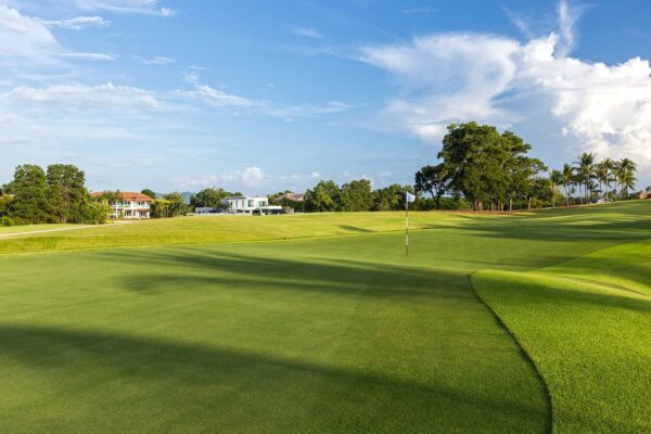  golfbane på Laguna Golf Phuket med grønt landskab og hus i baggrunden