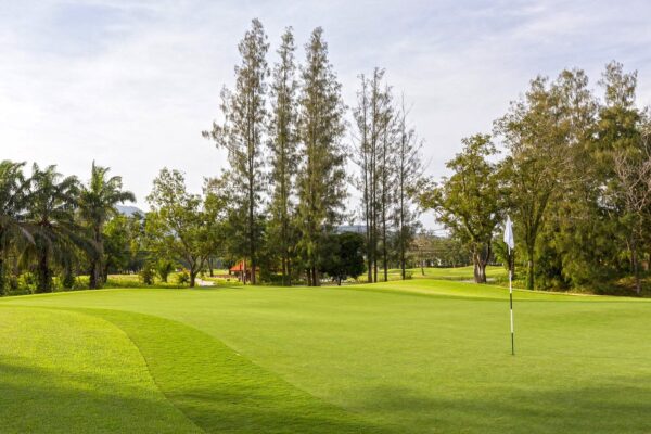 Laguna Golf Phuket: Skønt golfbane omgivet af høje træer og grønne områder
