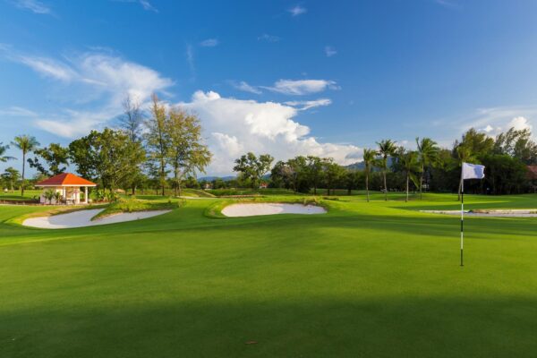 Phuket golfbane med grønt græs og sandbunker ved Laguna Golf