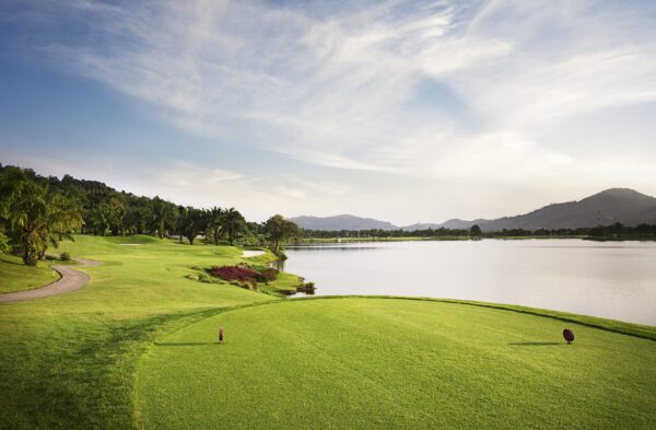 Oplev Loch Palm Golf Club i Phuket: En nænsomt designet golfbane beliggende ved en malerisk sø. Fantastisk atmosfære med smukt udsyn og