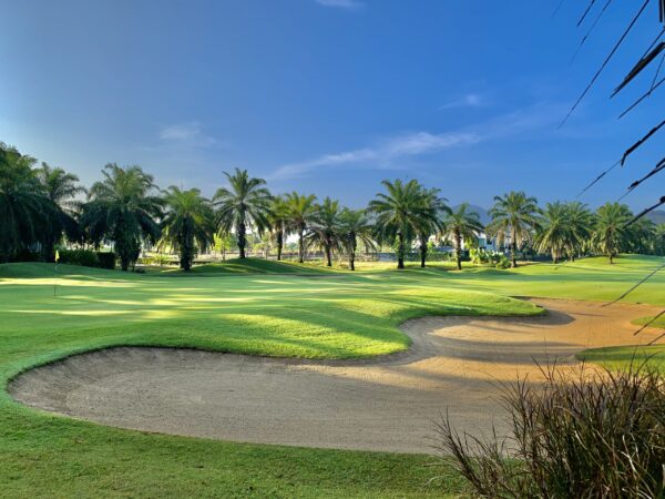 Phuket Loch Palm Golf Club baneoversigt med palmer og sandbunkere