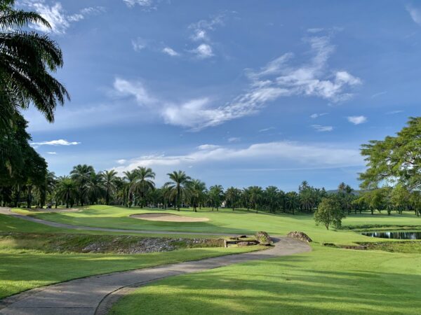 Loch Palm Golf Club i Phuket tilbyder rolige omgivelser omgivet af frodige palmer. Denne unikke golfoplevelse er ideel for dem, der leder