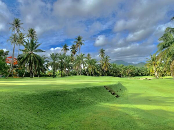 Nyd en afslappet golfrunde ved Loch Palm Golf Club i Phuket omgivet af rækker af palmetræer. Ideel til både amatør og professionelle