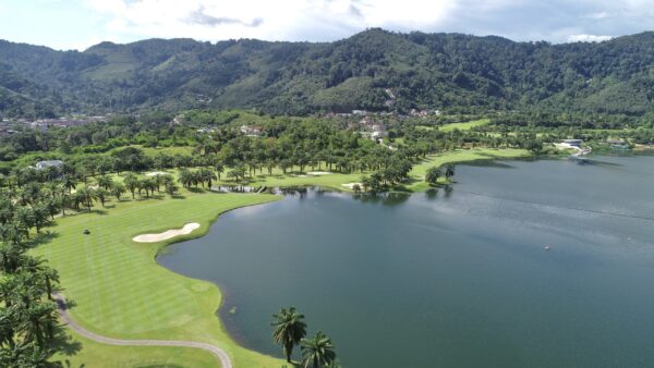 Loch Palm Golf Club Phuket, golfbane ved sø, luft golfbanen Loch Palm i Phuket, Thailand. Golf i naturskønne omgivelser, Golfklub nær vand i