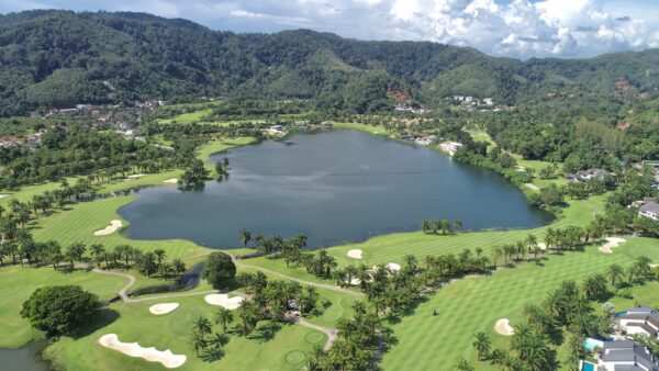 Overblik over Loch Palm Golf Klub, Phuket, med golfbane og sø