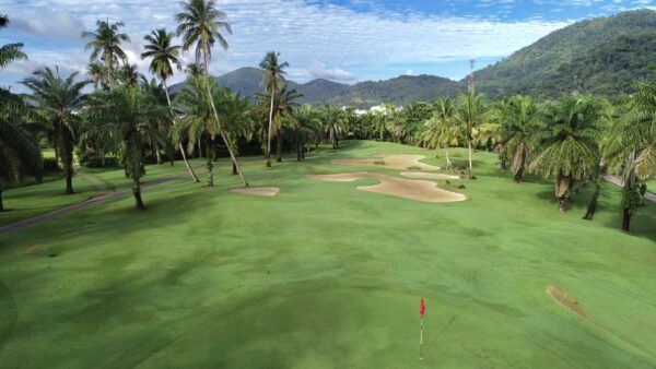 Phuket Loch Palm Golf Club omgivet af høje palmer: Arealvisning