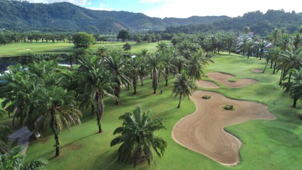 Overhead Loch Palm Golf Club i Phuket, der viser grøn golfbane omgivet af palmer