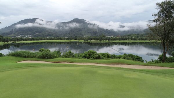 Opdag den rolige skønhed ved Loch Palm Golf Club i Phuket. Nyd golf midt i naturskønne søudsigter og bjergomgivelser. Perfekt til