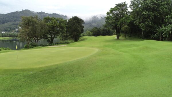 Phuket golfbane ved Loch Palm Golf Club med rolig sø og frodig grøn natur