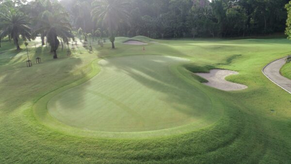 Se det imponerende drone Loch Palm Golf Club i Phuket. Golfbanen er omringet af frodige palmer og ligger smukt beliggende i et tropisk