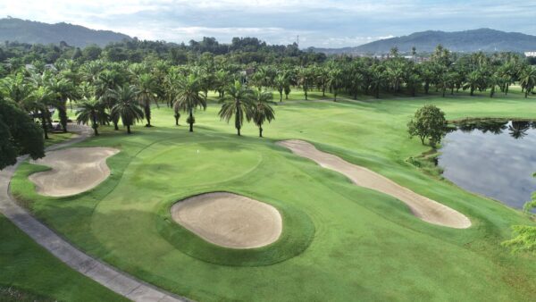 Loch Palm Golf Club i Phuket, set fra luften, med frodigt grønt landskab, træer og vandelementer på golfbanen.