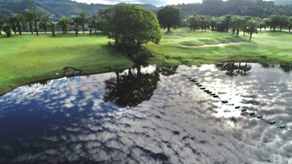Loch Palm Golf Club i Phuket med naturskøn dam midt på golfbanen