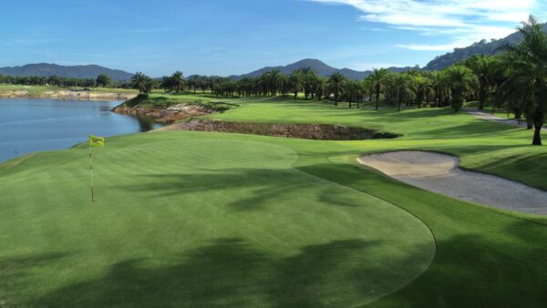 Se billedet af Loch Palm Golf Club i Phuket, med en smuk anlagt golfbane og rolig sø i baggrunden. Ideel destination for golfelskere på