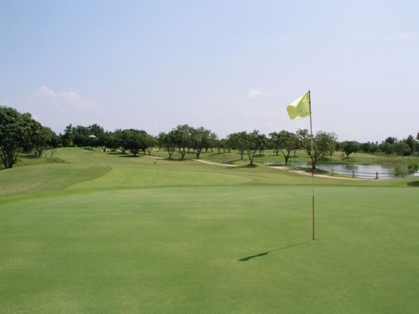 Billeder af Mae Jo Golf Club med dens karakteristiske gule flag på hver tee i smukke Chiang Mai, Thailand