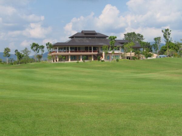 Mae Jo Golf Club Chiang Mai, thailandsk golf resort med hus beliggende midt på banen