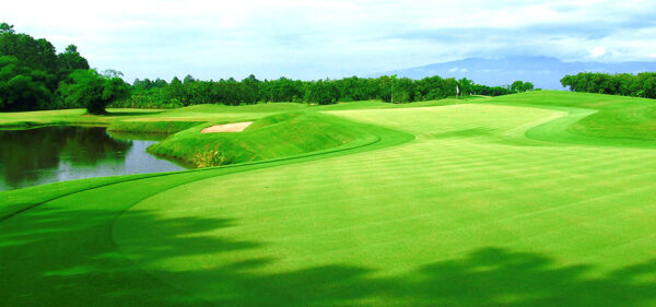 Mae Jo Golf Club, Chiang Mai: Fredfyldt golfbane med dam
