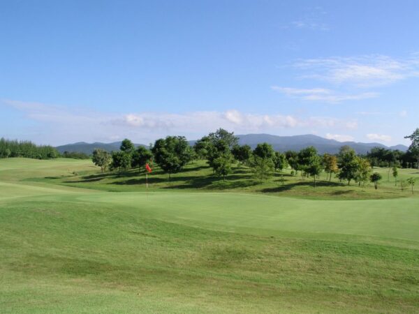 Nyd en rolig og naturskøn golfoplevelse hos Mae Jo Golf Club i Chiang Mai. Med panoramaudsigter over bjerge og et rigt grønt landskab, er