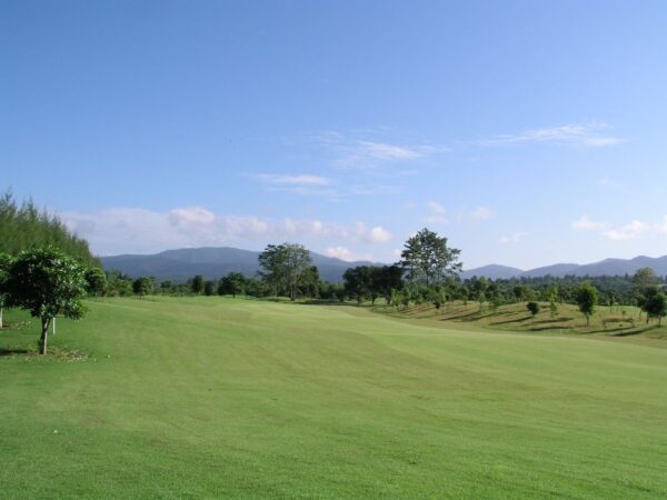 Skøn Mae Jo Golf Club i Chiang Mai omgivet af frodige træer og bjerge