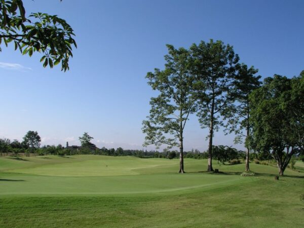 Skøn Mae Jo Golf Club i Chiang Mai omgivet af frodige træer, der tilbyder en resort-lignende oplevelse med optimale golffaciliteter.