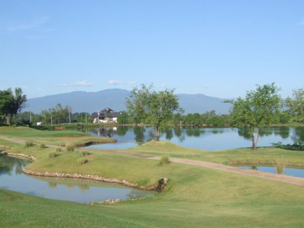 Grøn golfbane på Mae Jo Golf Club, Chiang Mai Resort