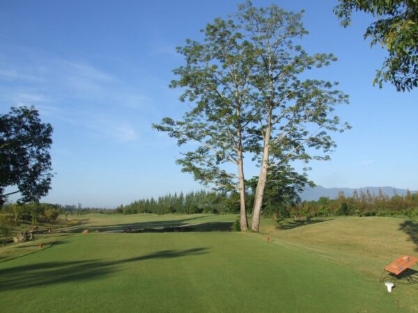 Mae Jo Golf Club i Chiang Mai tilbyder en frodig golfbane omgivet af naturskønne træer perfekt til golfentusiaster. Velegnet til både