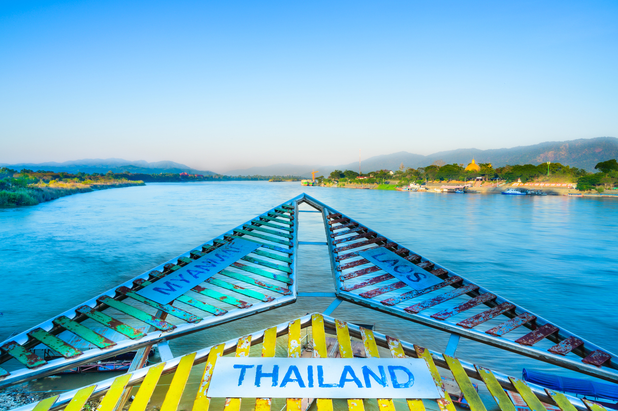 Thailand flodbåd krydser tempel strandfront