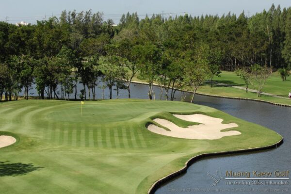 Nyd en runde golf på Muang Kaew Golf Club i Bangkok. Med udfordrende sandbunkers og en naturskøn dam, er denne bane et must for enhver