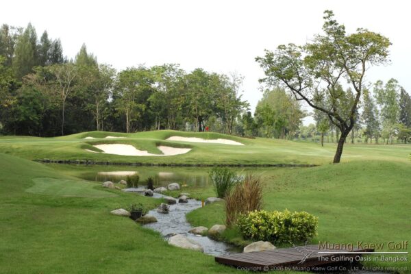 Oplev golf i Bangkok på Muang Kaew Golf Club. Klubben er omgivet af grønne træer og en rolig bæk strømmer gennem området. Perfekt for både