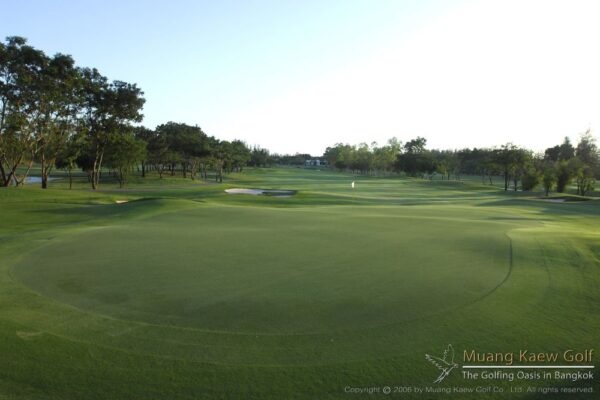 Bangkok golfbane med frodige grønne områder og rolig atmosfære: Muang Kaew Golf Club. Ideel beliggenhed for golfentusiaster i Bangkok by.