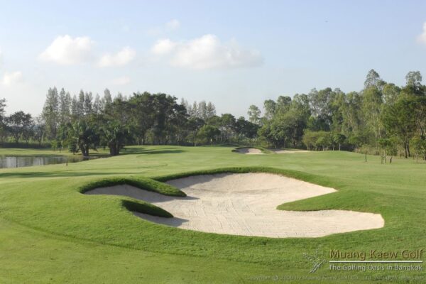 Skøn golfbane i Bangkok med strategisk placerede sandbunkere ved Muang Kaew Golf Club