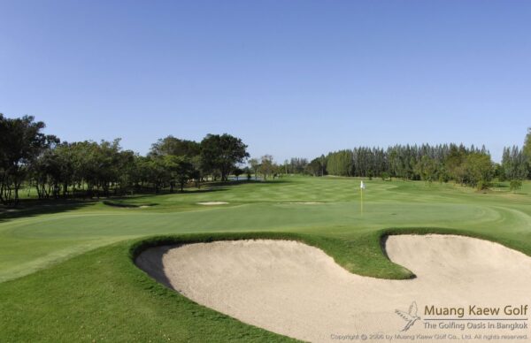 Mauang Kaew Golf Club Bangkok, naturskøn golfbane med sandbunkere og grønne træer