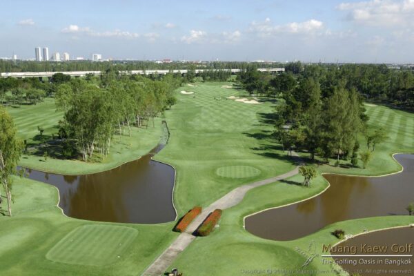 Overbliks Muang Kaew Golf Club i Bangkok, grøn golfbane med vandløb og varieret træbeplantning